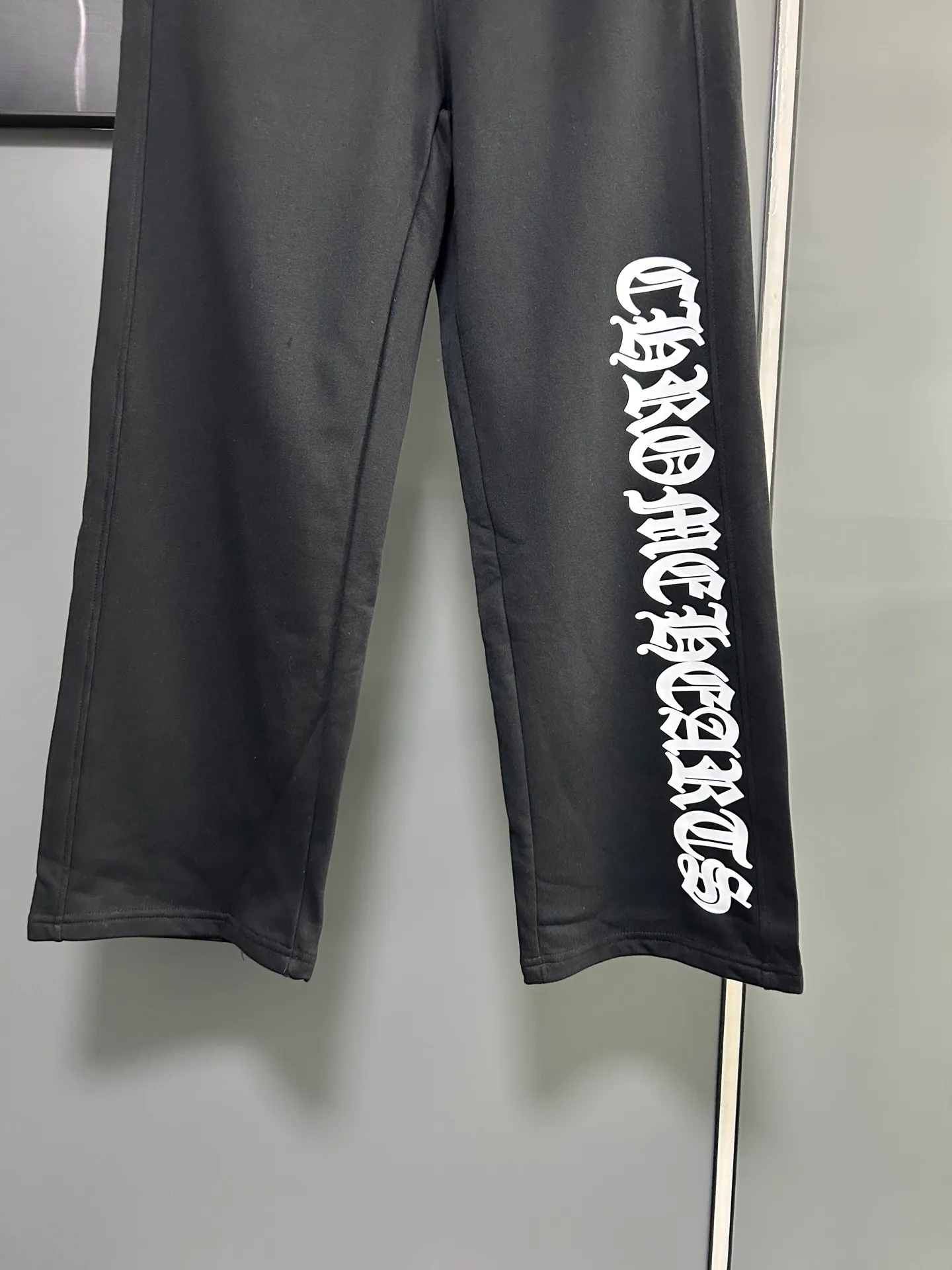 P220 Chrome Hearts 25 new colorful cross-mark loose straight trousers 2025 autumn and winter new embroidered elastic band casual trousers, customized fabrics at the counter. Made of 400g high-version terry fabric, with high breathability and comfort, impeccable details, no pilling and no deformation, brand element design concept, reflecting high quality. It feels delicate and soft! It presents casual tailoring, the same style for men and women, and the upper body shape is awesome! Size: S M L XL Color: Black